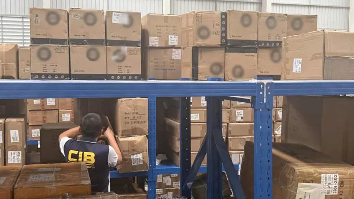 บุกค้นโกดังใหญ่ รวบผู้ต้องหาขายเครื่องรับสัญญาณดาวเทียมปลอม