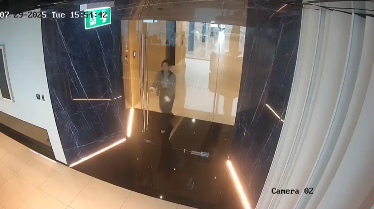 บึ้มละเอียดคามือ สาวออฟฟิศเส้นเอ็นนิ้วขาด เปิดประตูกระจกนิรภัย