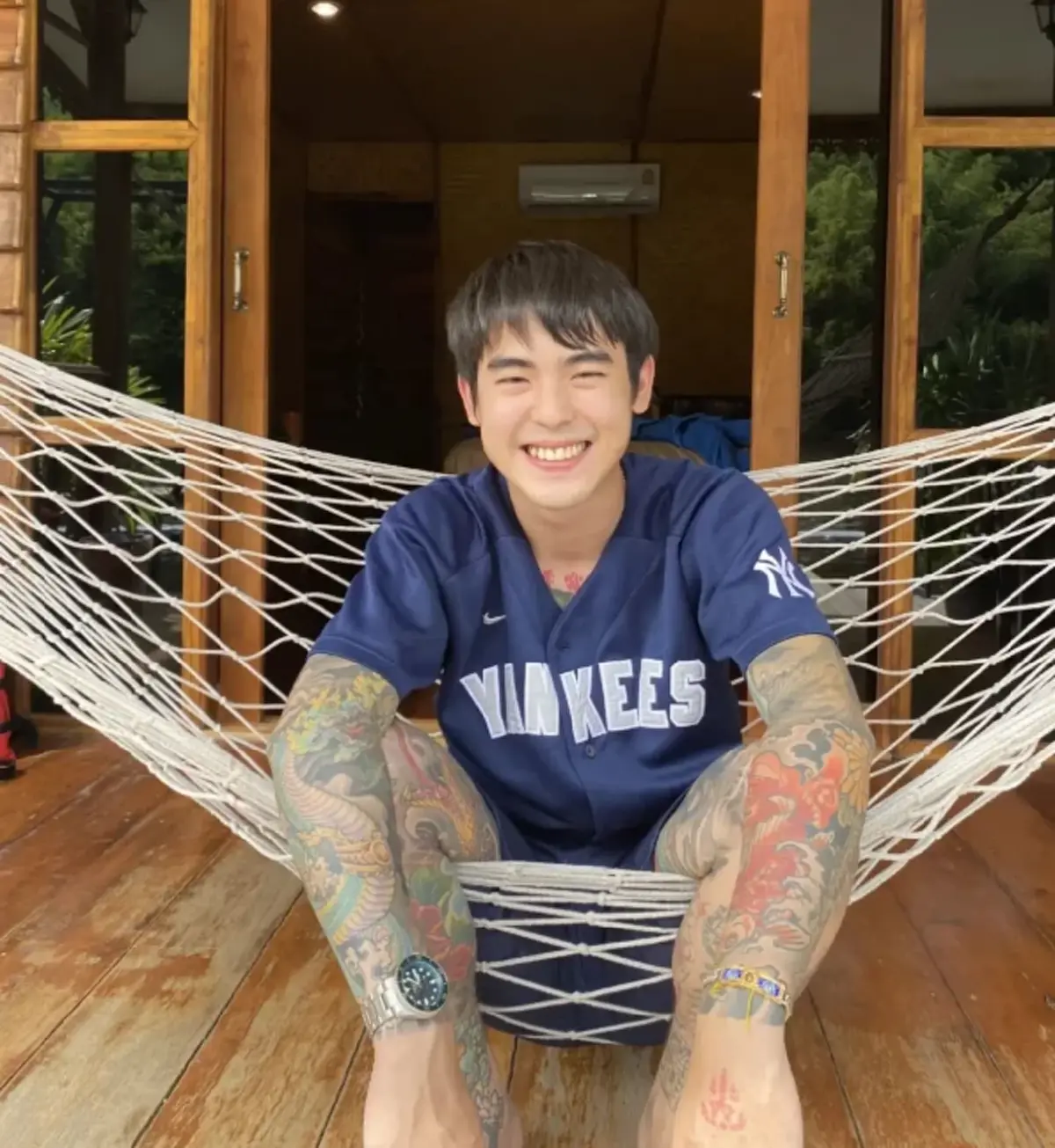 รู้จัก "เบสท์ เอกวัฒน์"  อดีตพระเอก MV "แพ้ทาง" ที่แท้เป็นดาราดัง