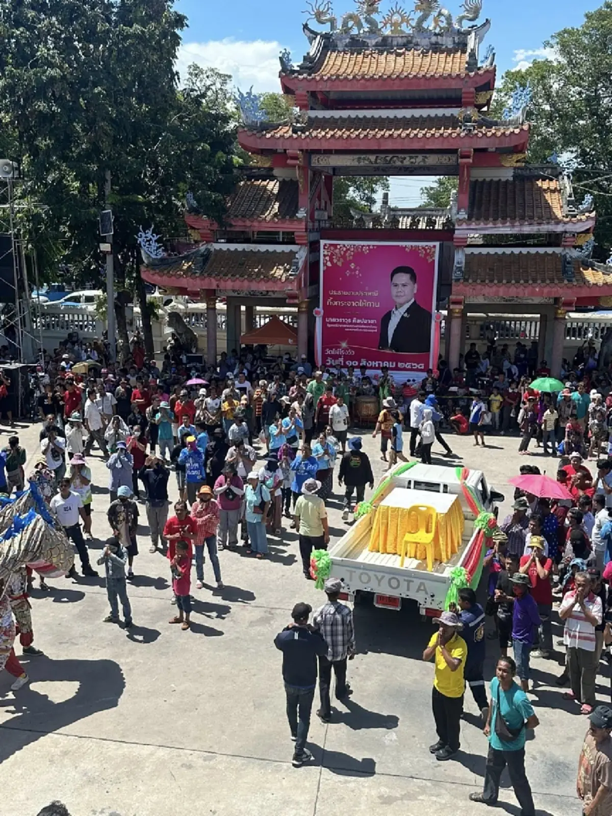 ส่องทะเบียนรถนำขบวน "หลวงพ่อขอม" วัดดังสุพรรณบุรี คนร่วมงานล้น