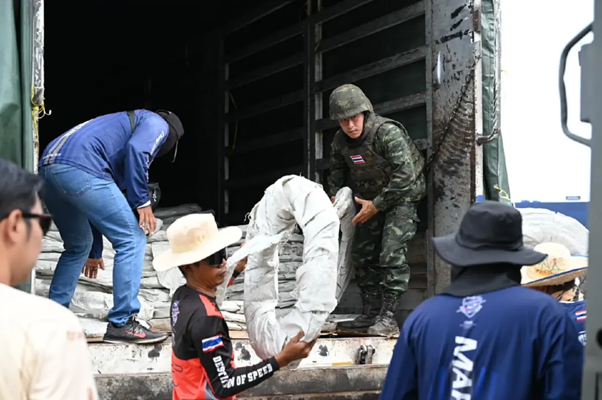 \"เนวิน\" ผนึกกำลังชาวบุรีรัมย์ ส่งลวดหนามเสริมแกร่งชายแดน