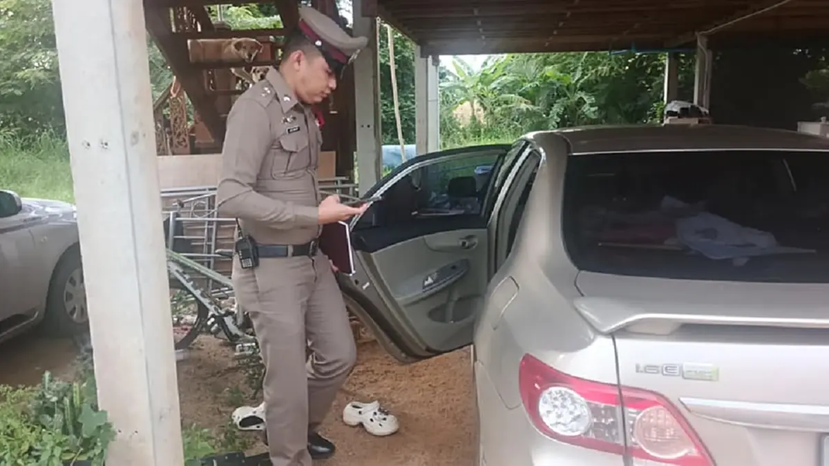 สลด พบร่าง ผอ.โรงเรียน นอนเสียชีวิตภายในรถ จอดใต้ถุนบ้าน
