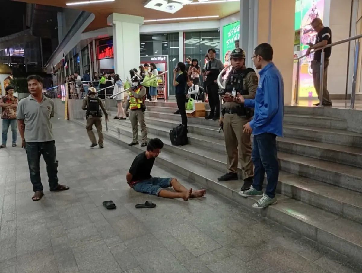 อดีตนักมวยคลั่ง จุดไฟเผา 2 นักท่องเที่ยวหน้าห้างดังราชดำริ