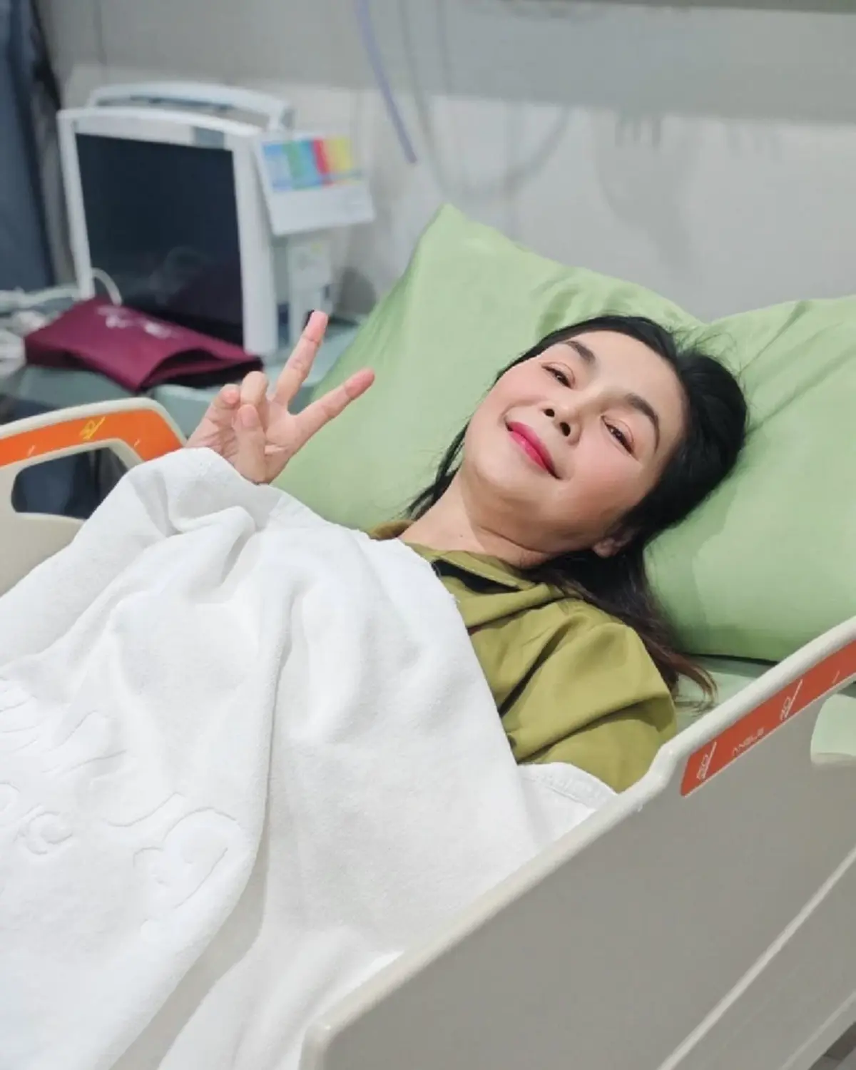 ลูกทุ่งสาว ”ฝน ธนสุนทร” หกล้มหน้าคว่ำ ซี่โครงร้าว แฟนคลับแห่ส่งกำลังใจ