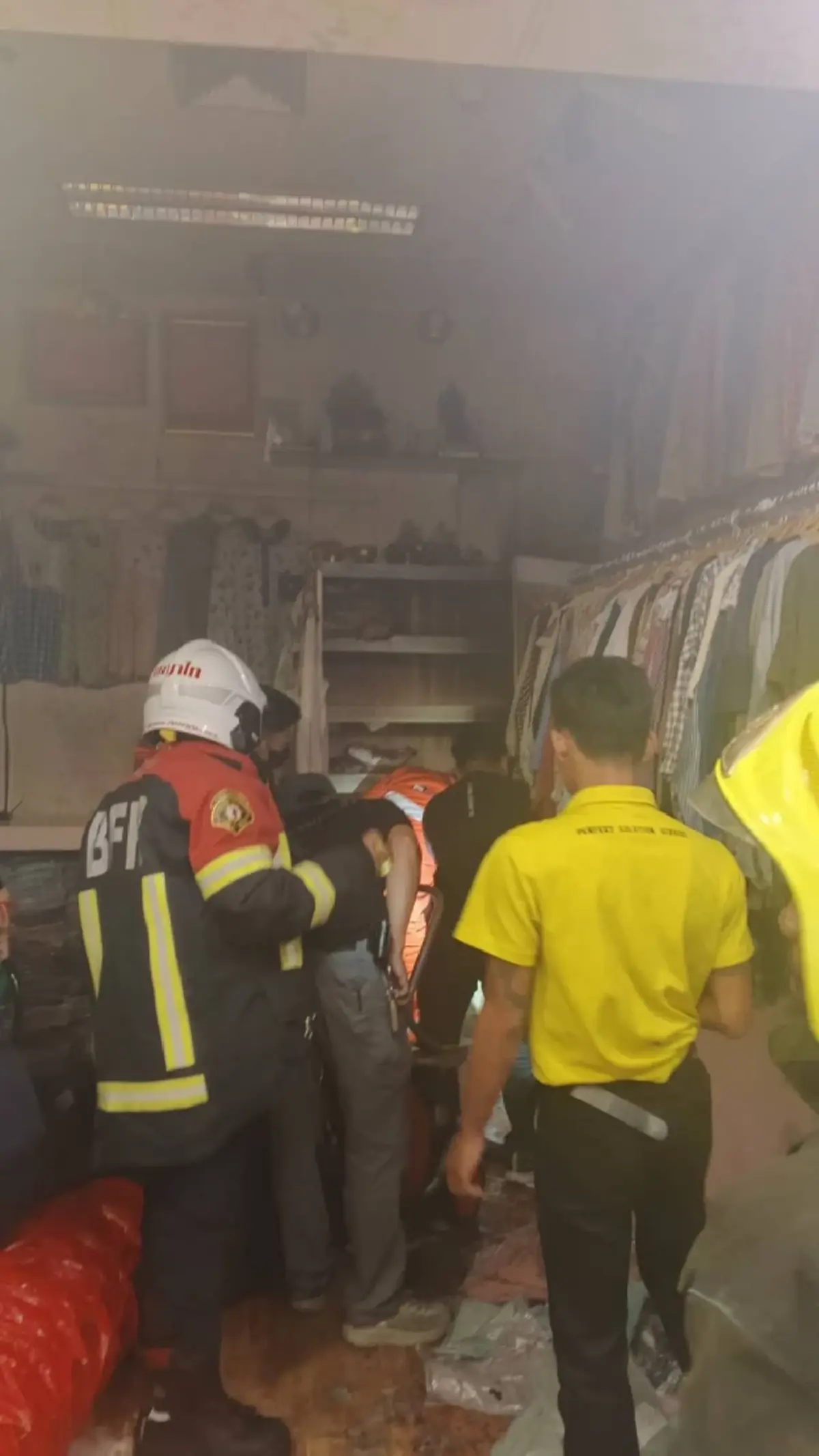 ระทึก ไฟไหม้ห้างดังประตูน้ำ ควันท่วม หลายร้อยคนหนีไม่คิดชีวิต