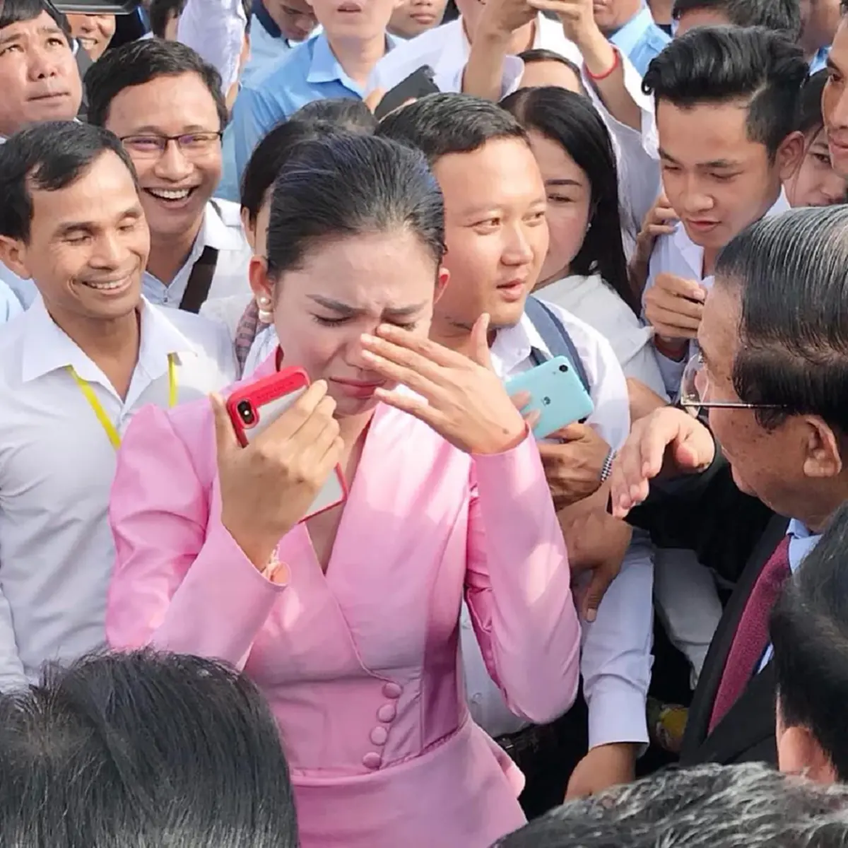 ฮุน เซน ปลดรองผู้ว่าฯสาว พร้อมขับพ้นระบบราชการ หลังเห็นโพสต์นี้