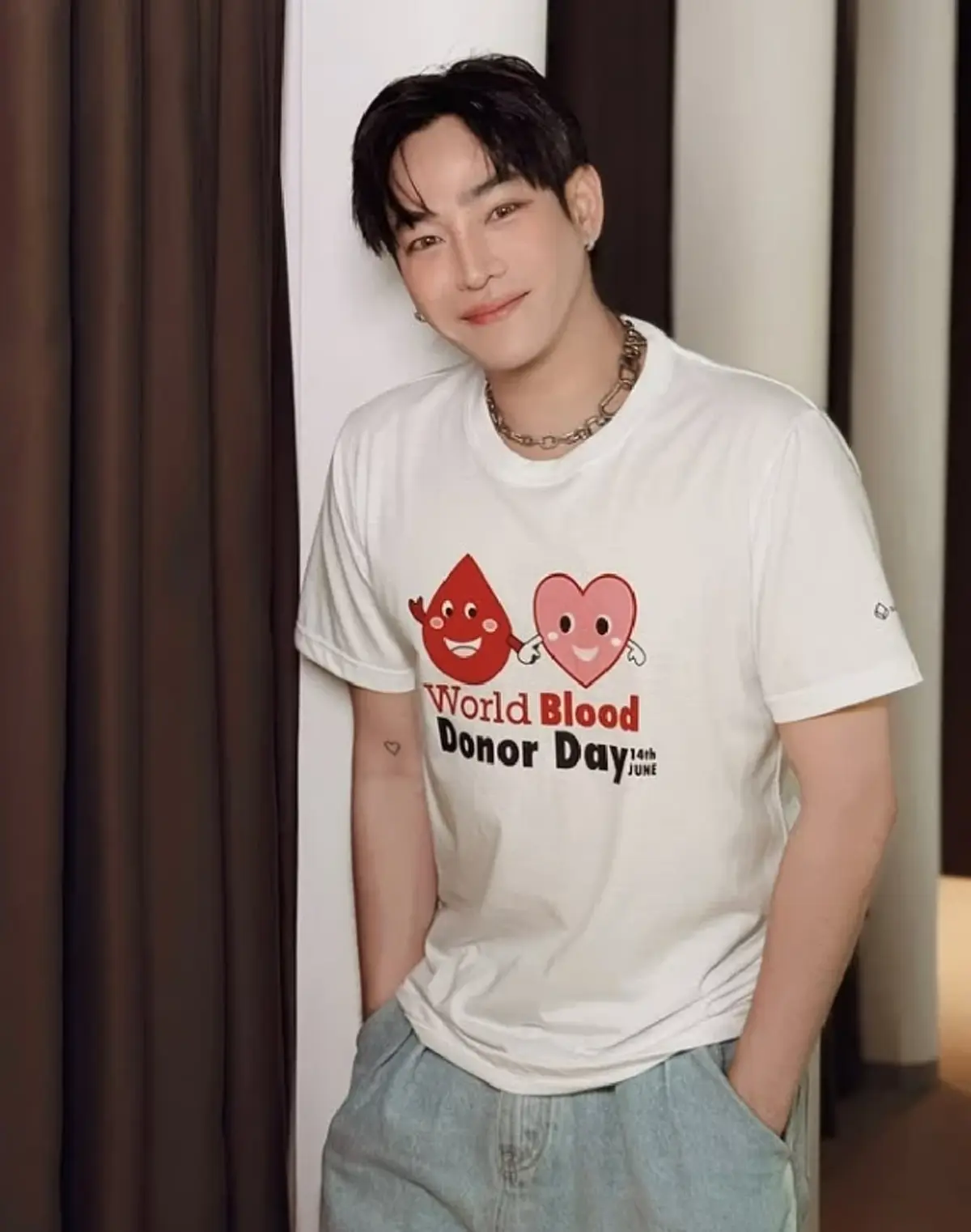 นักร้องชื่อดังโดนคนร้ายบุกประชิดตัว - ชักมีดแทงกลางปั๊มน้ำมัน