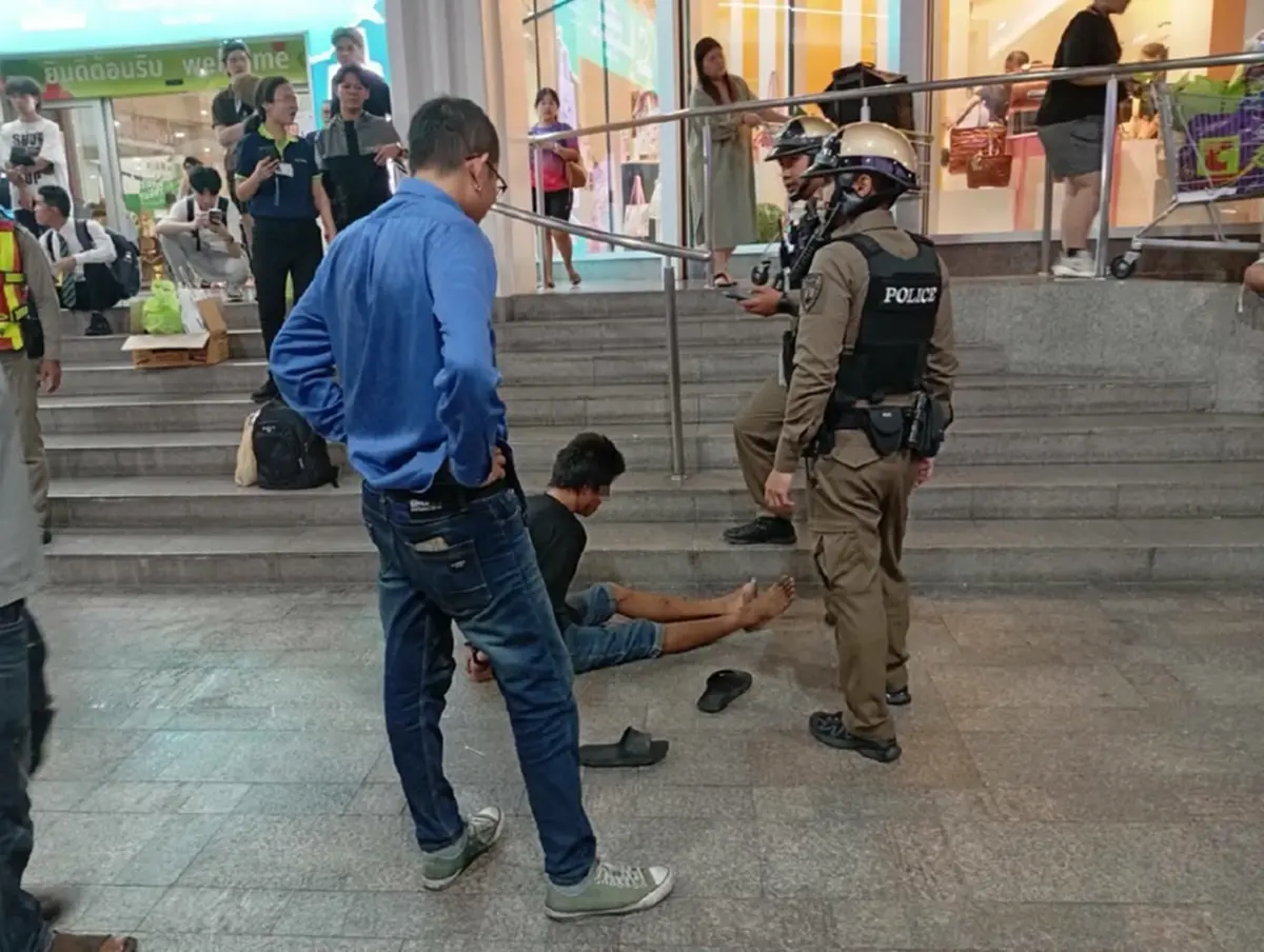 อดีตนักมวยคลั่ง จุดไฟเผา 2 นักท่องเที่ยวหน้าห้างดังราชดำริ