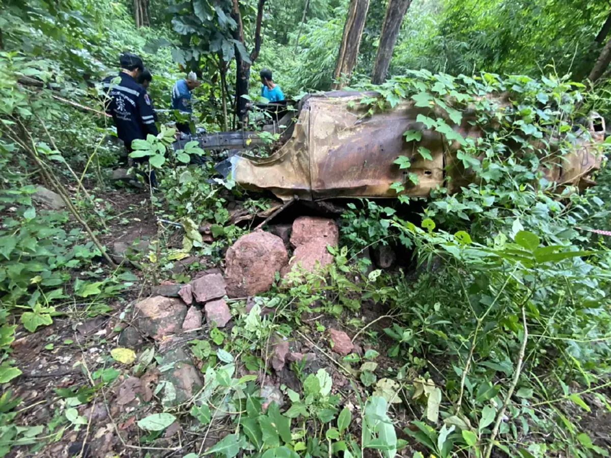 กู้ภัยผงะ ช่วยรถตกเหว เจอซากเก๋งเพิ่ม ขนลุกพบโครงกระดูกปริศนา