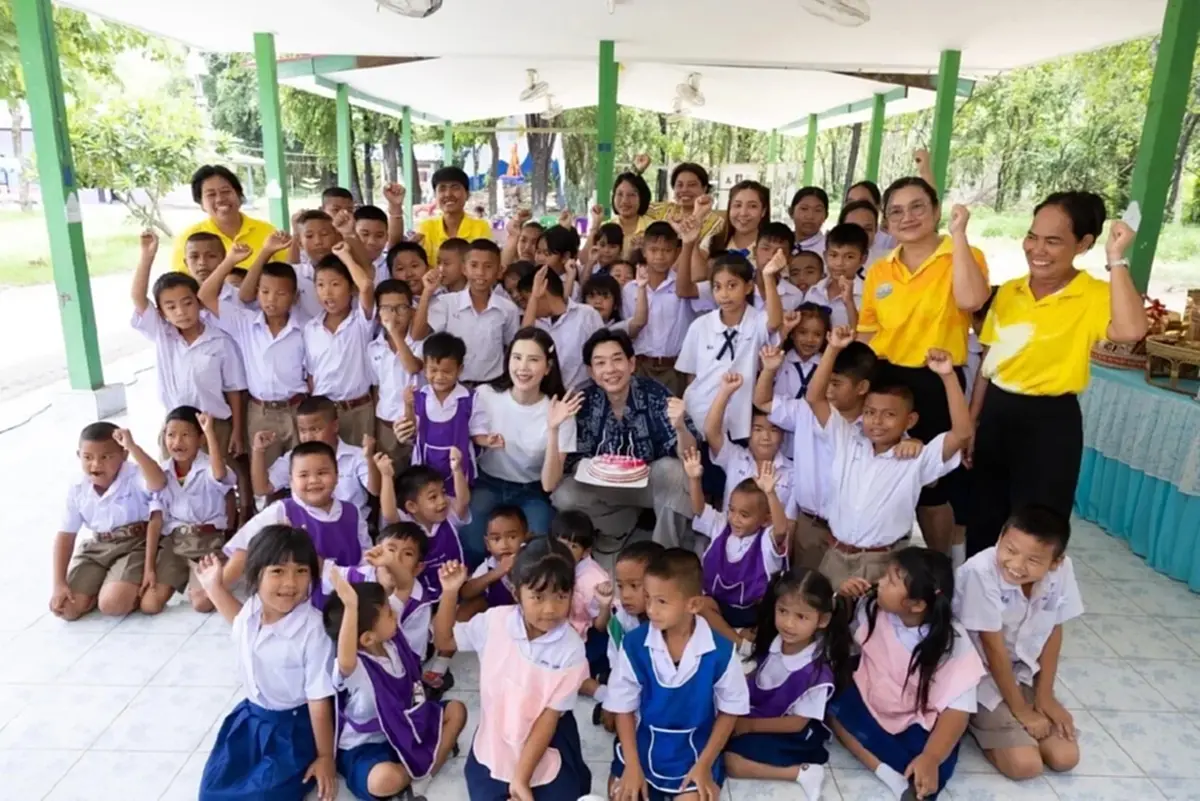 บอย–เจี๊ยบ เสิร์ฟชาบูหมูกระทะให้น้องๆ อิ่มทั้งท้อง อุ่นทั้งใจ