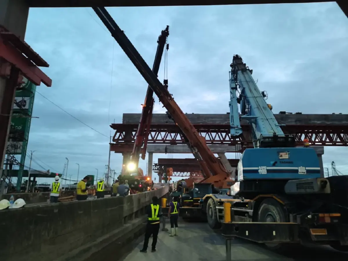 กรมทางหลวง สั่งหยุดงาน 3 วัน เหตุรถเครนพลิกคว่ำทับกระบะ บน ถ.พระราม 2