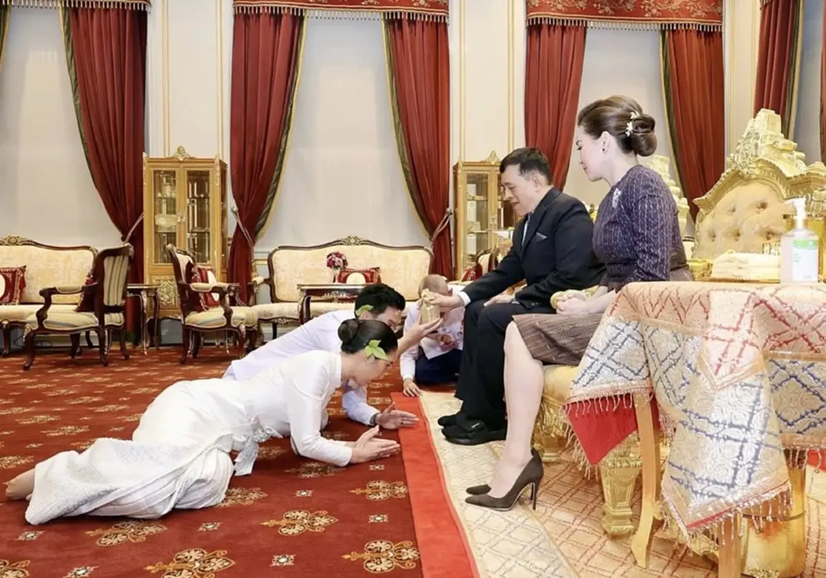 ในหลวง-พระราชินี พระราชทานน้ำสังข์ สมรสพระราชทาน แก่ บุตรสาวอดีตนายกฯเศรษฐา