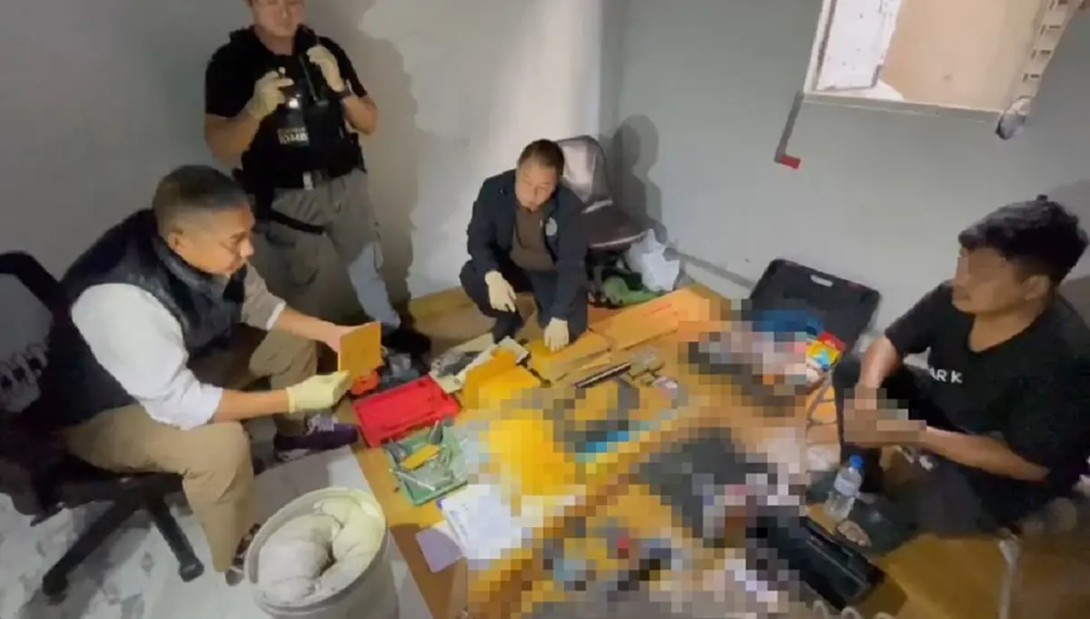 ปิดบัญชี นักรบลายพราง บุกจับคาบ้าน ยึดอาวุธ-กระสุนเพียบ