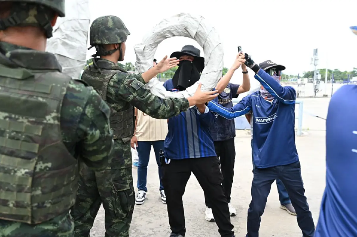 \"เนวิน\" ผนึกกำลังชาวบุรีรัมย์ ส่งลวดหนามเสริมแกร่งชายแดน