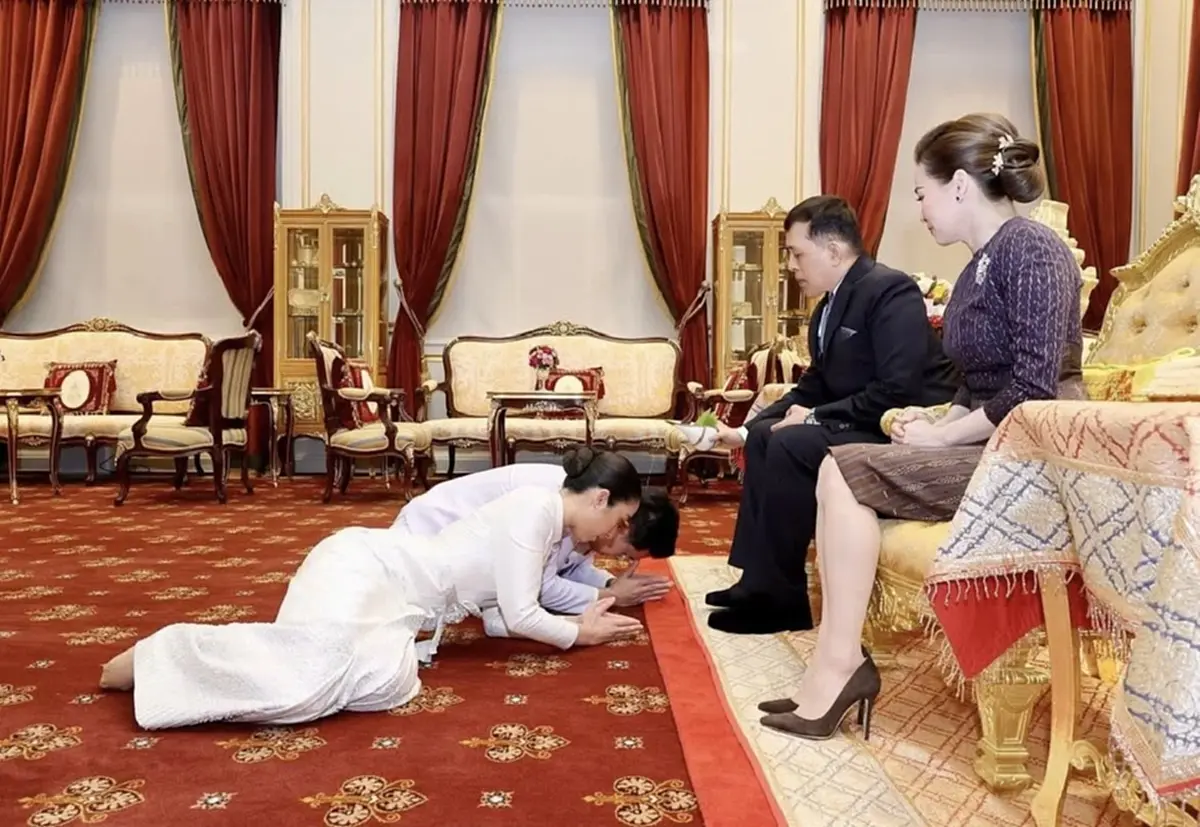 ในหลวง-พระราชินี พระราชทานน้ำสังข์ สมรสพระราชทาน แก่ บุตรสาวอดีตนายกฯเศรษฐา