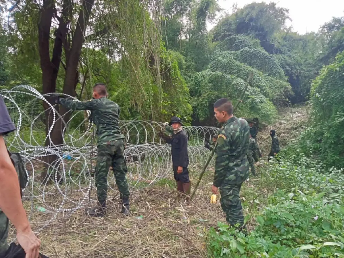 เอาจริง ทหารไทยล้อมรั้วลวดหนาม 9.8 กม.สกัดแรงงานเถื่อน-แก๊งคอลฯ