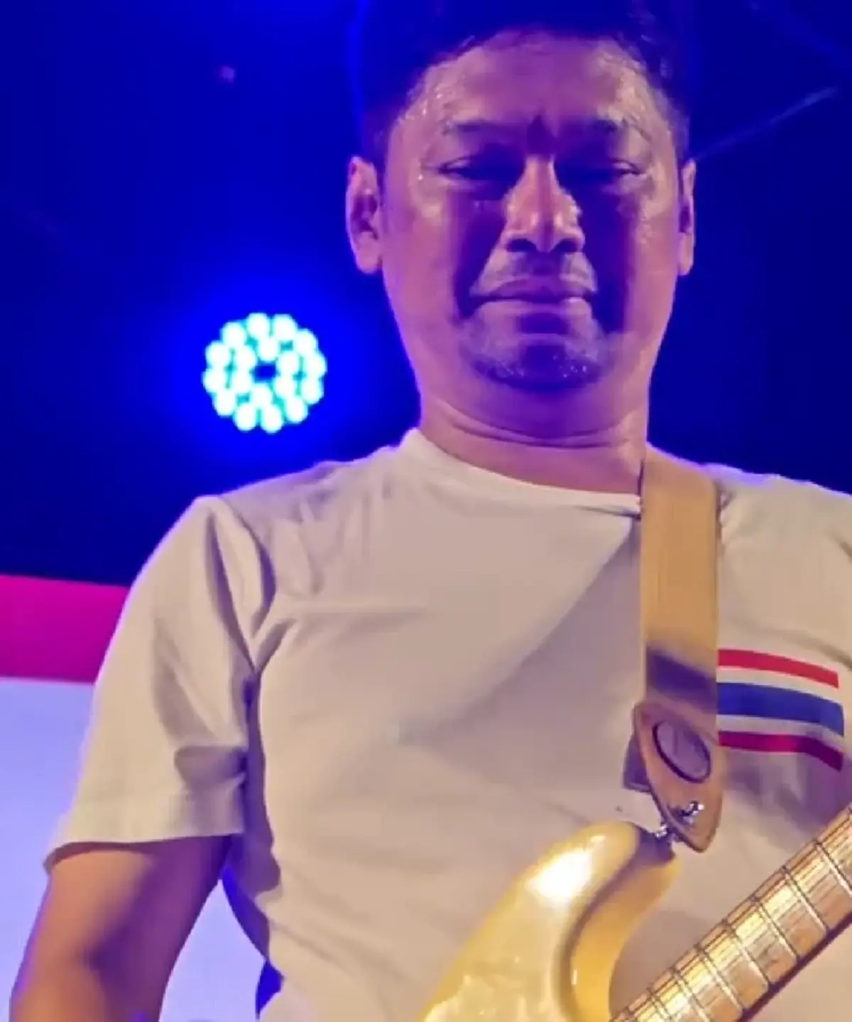 "เสก โลโซ" กลั้นน้ำตาไม่อยู่ ร่ำไห้กลางเวทีคอนเสิร์ตที่ศรีสะเกษ