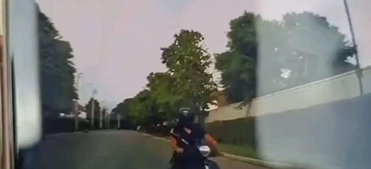 เปิดกล้องหน้ารถ หนุ่มก้มเก็บของ เสียหลักพุ่งชน ว่าที่เจ้าสาวดับ