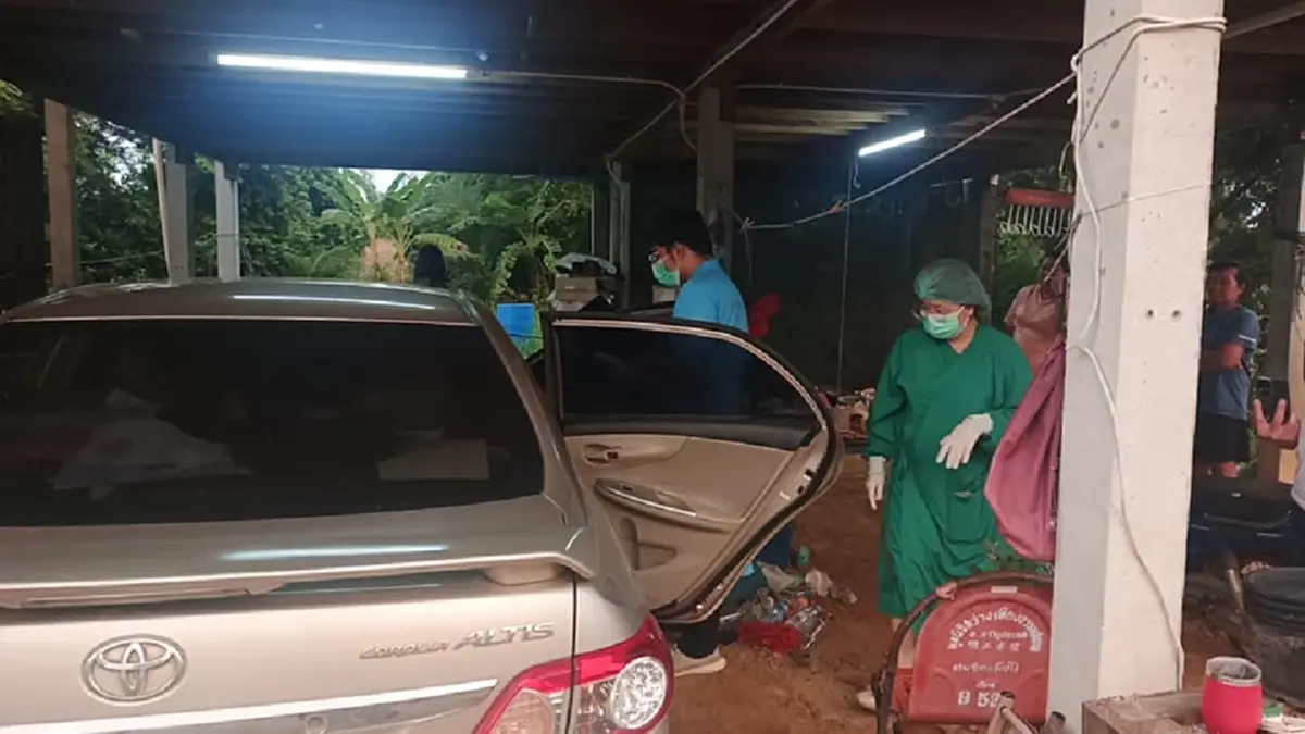 สลด พบร่าง ผอ.โรงเรียน นอนเสียชีวิตภายในรถ จอดใต้ถุนบ้าน