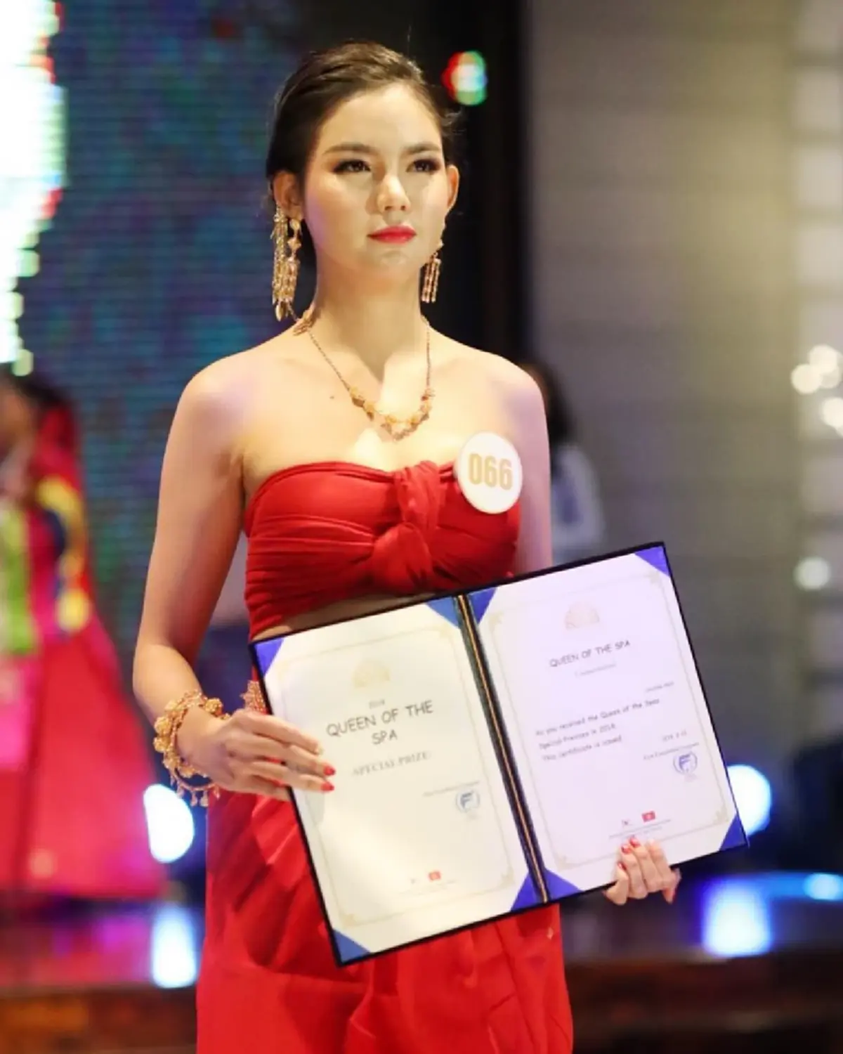 ฮุน เซน ปลดรองผู้ว่าฯสาว พร้อมขับพ้นระบบราชการ หลังเห็นโพสต์นี้