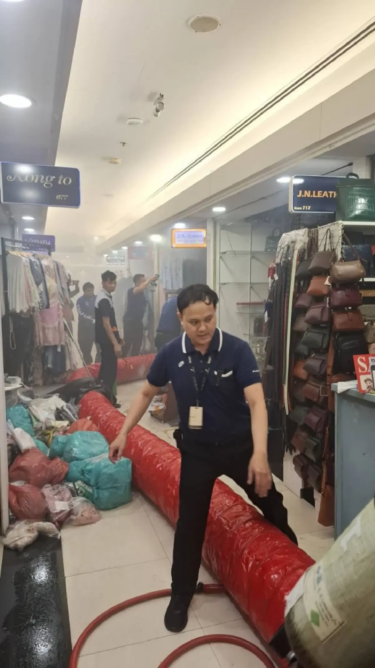 ระทึก ไฟไหม้ห้างดังประตูน้ำ ควันท่วม หลายร้อยคนหนีไม่คิดชีวิต