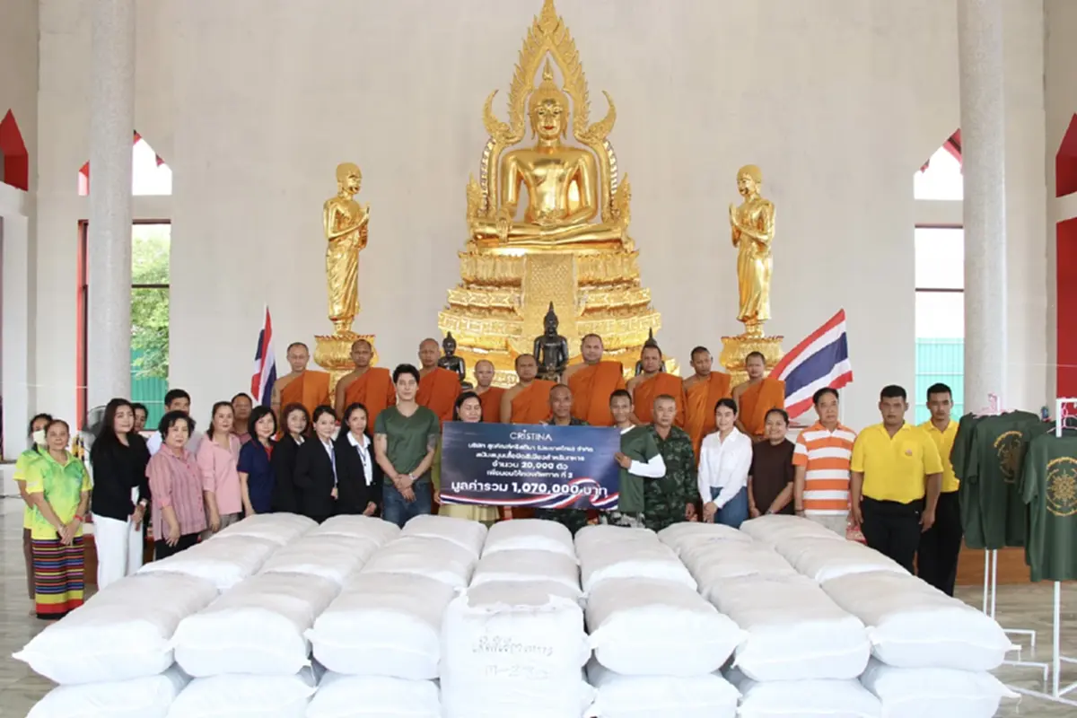 ภาพล่าสุด จา พนม นำทีมมอบเสื้อยืดสนับสนุนทหารชายแดนไทย กัมพูชา
