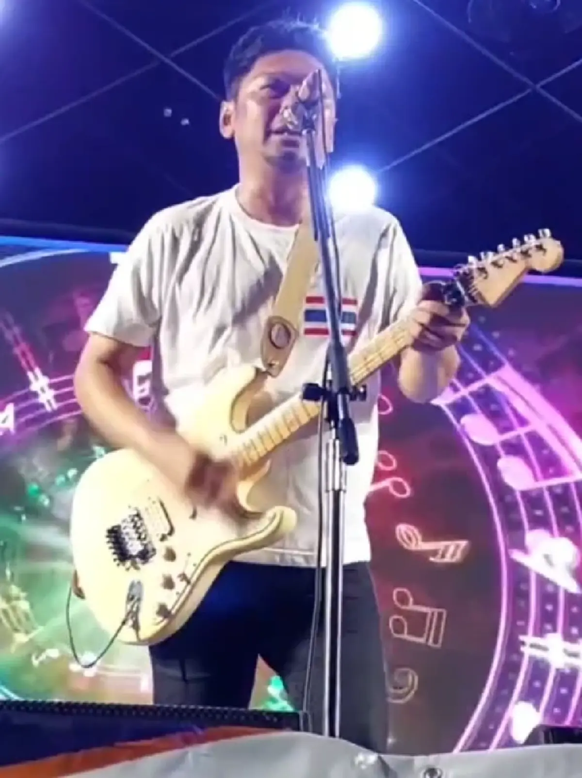 "เสก โลโซ" กลั้นน้ำตาไม่อยู่ ร่ำไห้กลางเวทีคอนเสิร์ตที่ศรีสะเกษ