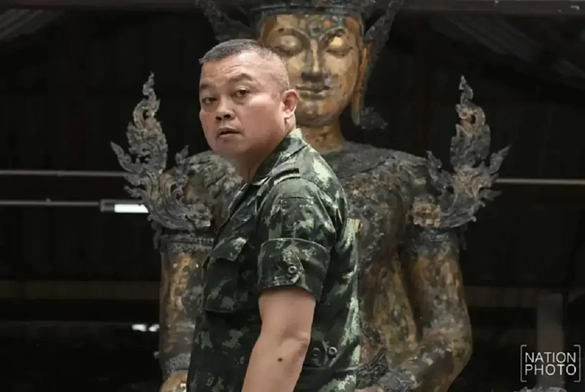 แม่ทัพภาคที่ 2 รับตะกรุด หลวงปู่ศิลา ของคู่กายติดตัวมาตลอดชีวิต