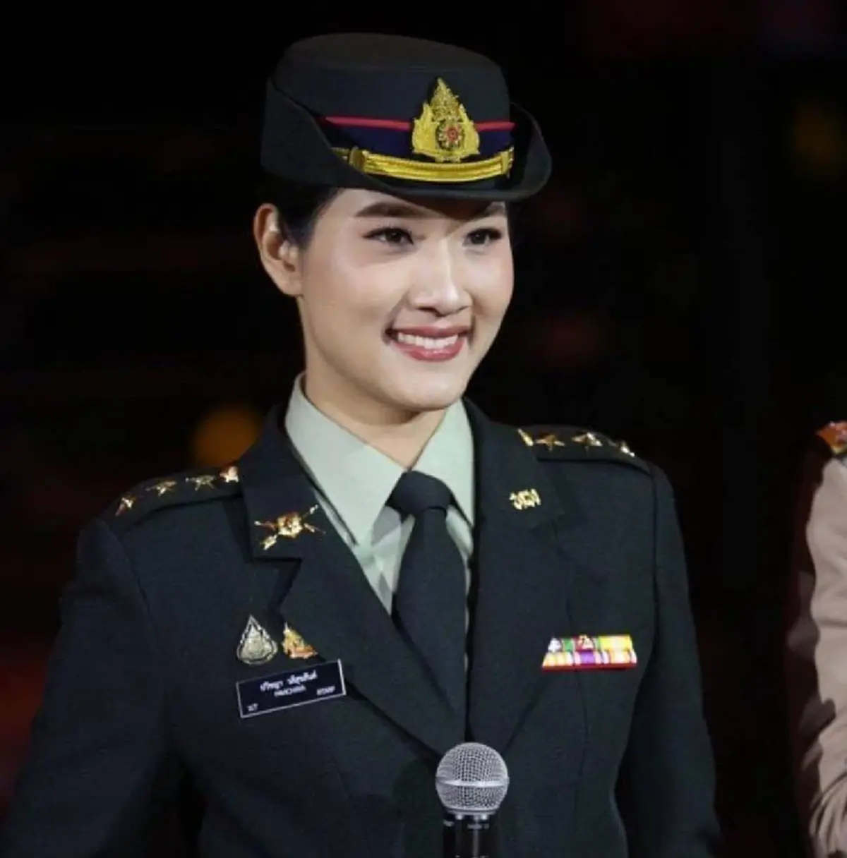 รู้จัก ผู้กองอะตอม ทหารหญิงสุดแกร่ง เผชิญหน้าทหารกัมพูชา