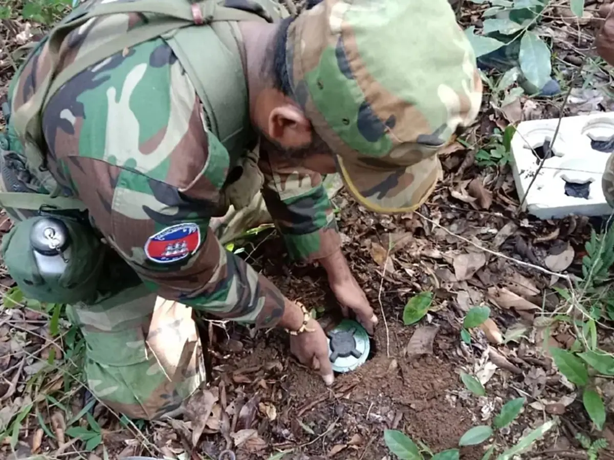 โป๊ะสนั่น แฉทหารกัมพูชาลอบฝังทุ่นระเบิด ชัดเจน หน้าคุ้นๆ