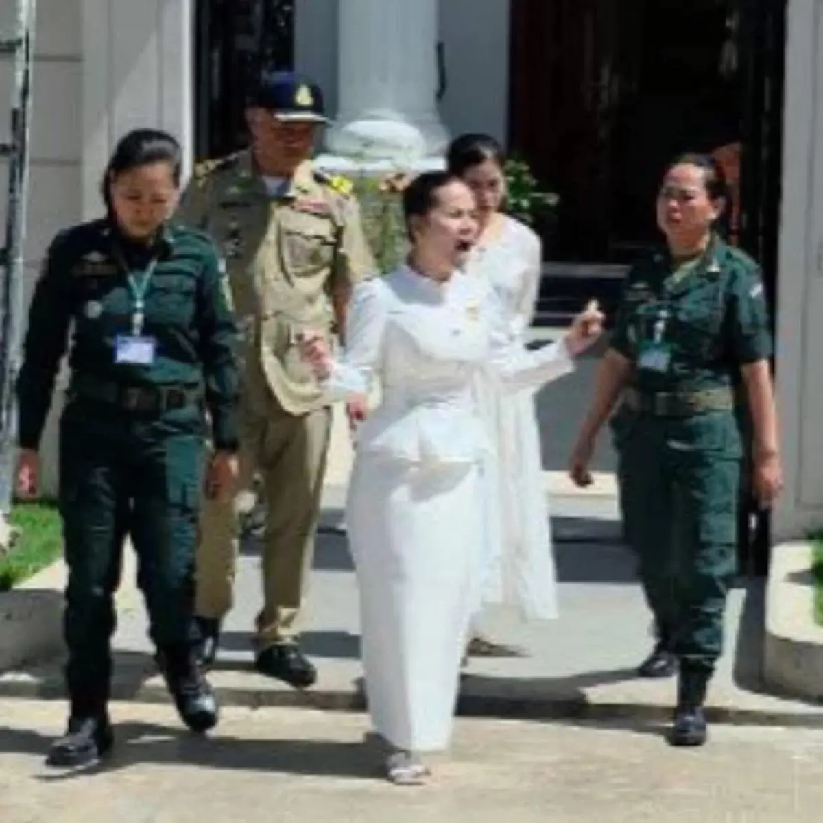 เปิดนาที ตร.บุกรวบ "เชง เสร็ยร็วต" แม่ค้าครีม อินฟลูคนดังกัมพูชา