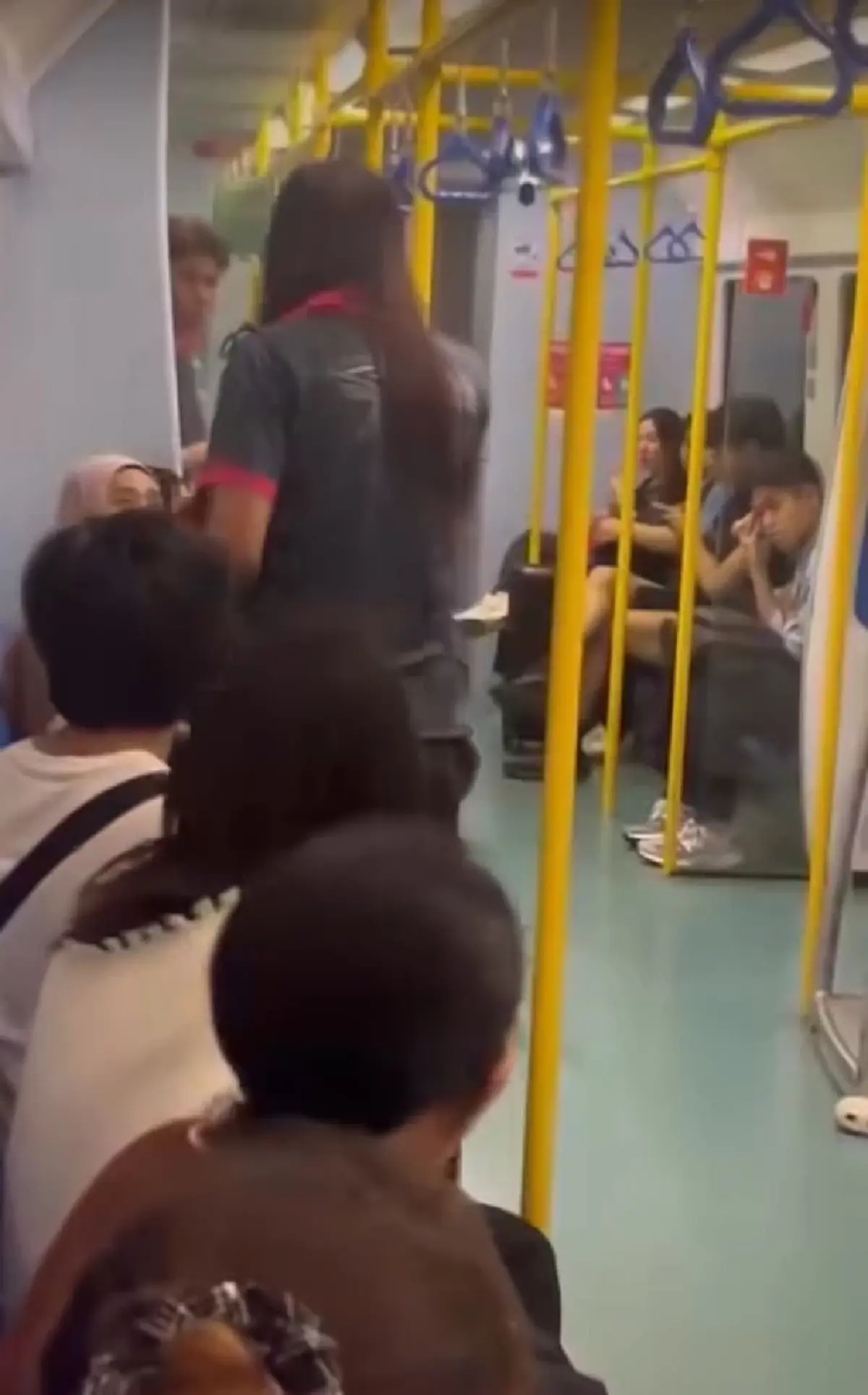 ไล่ออกแล้ว ดราม่ารถไฟฟ้าเดือด สาวสองด่ากราดผู้โดยสาร