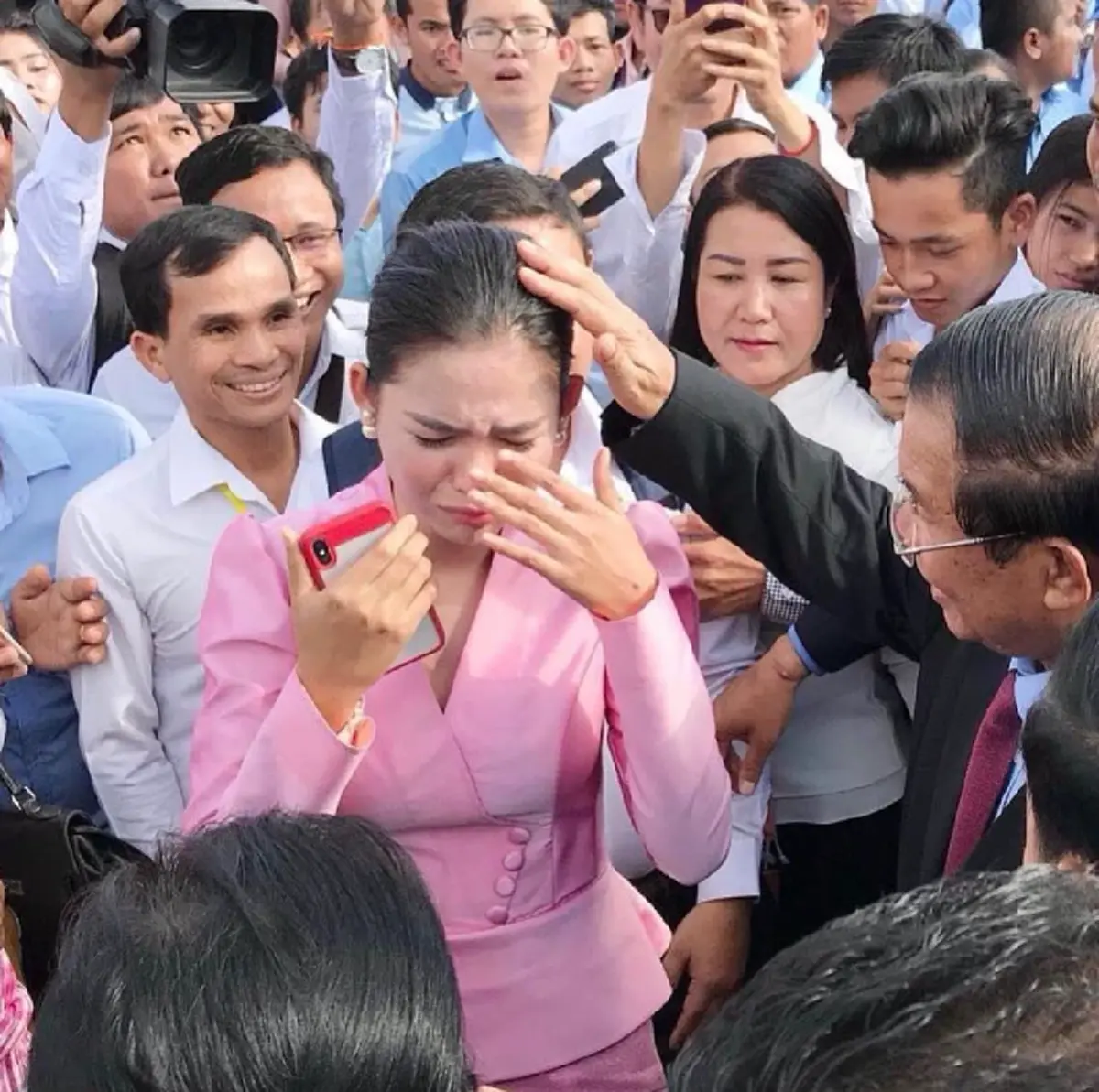 เปิดโพสต์ "ธี โสวันทา" รัวสเตตัสยับ หลังถูก "ฮุน เซน" ปลดฟ้าผ่า