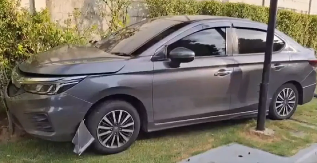 สาวขี่จยย. ดับสลด หนุ่มขับเก๋งก้มเก็บของ เสียหลักพุ่งชน