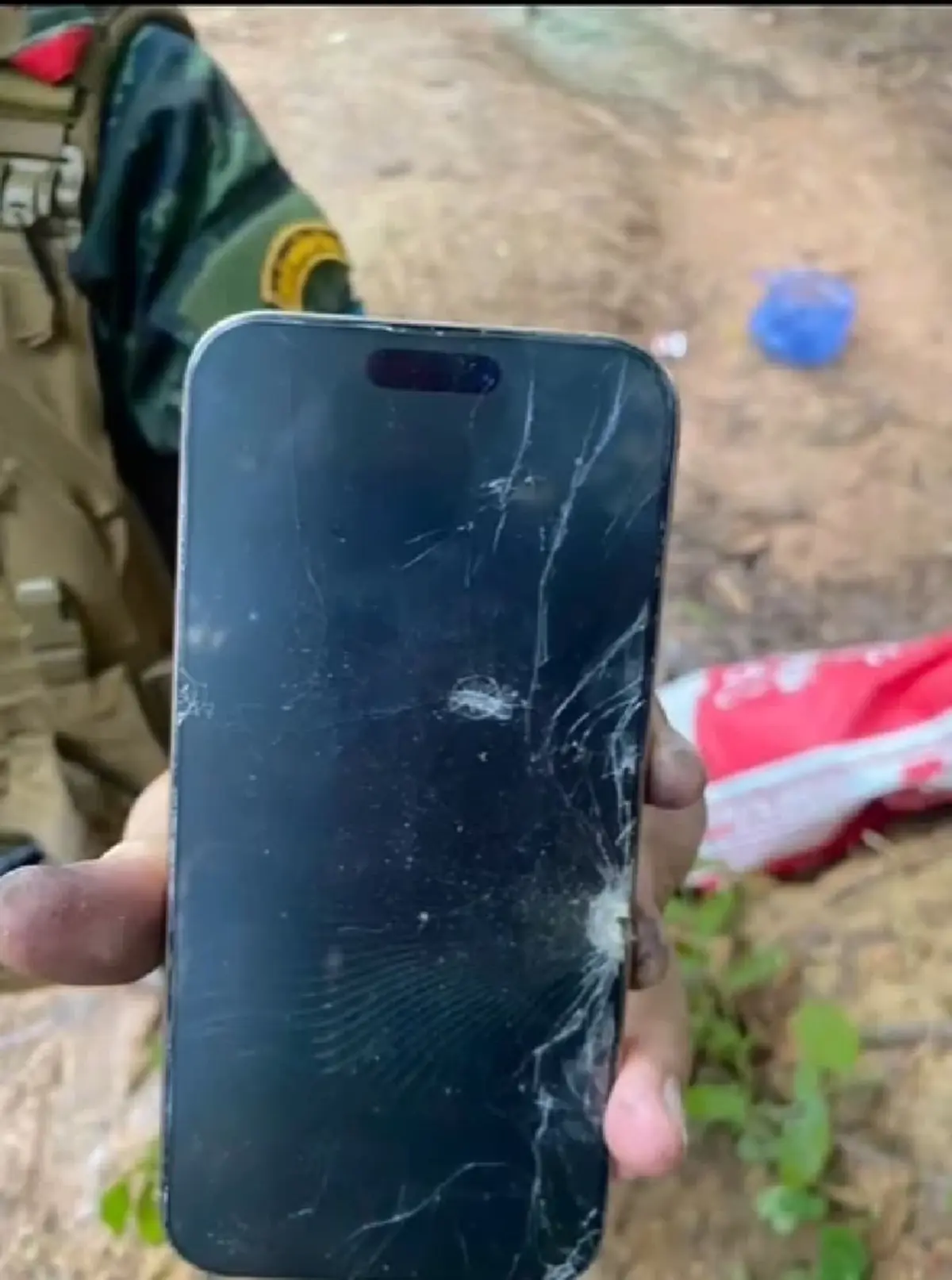 มือถือช่วยชีวิต ทหารถูกยิงรอดเพราะ iPhone ร้านใจป๋าซ่อมฟรี