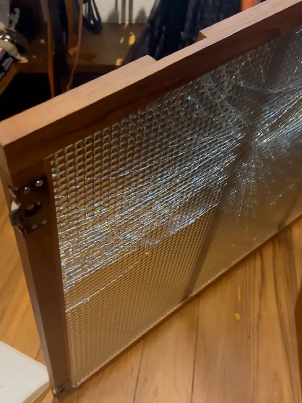 เคราะห์ซ้ำอีก หน่อย บุษกร เพิ่งผ่าตา โดนประตูกระจก 20 กก. ตกใส่หัว