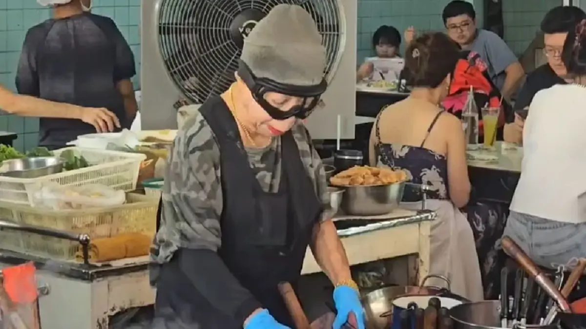 \"ร้านเจ๊ไฝ\"ไม่รอด สั่งปรับแล้ว เซ่นไข่เจียวปู 4,000 บาท