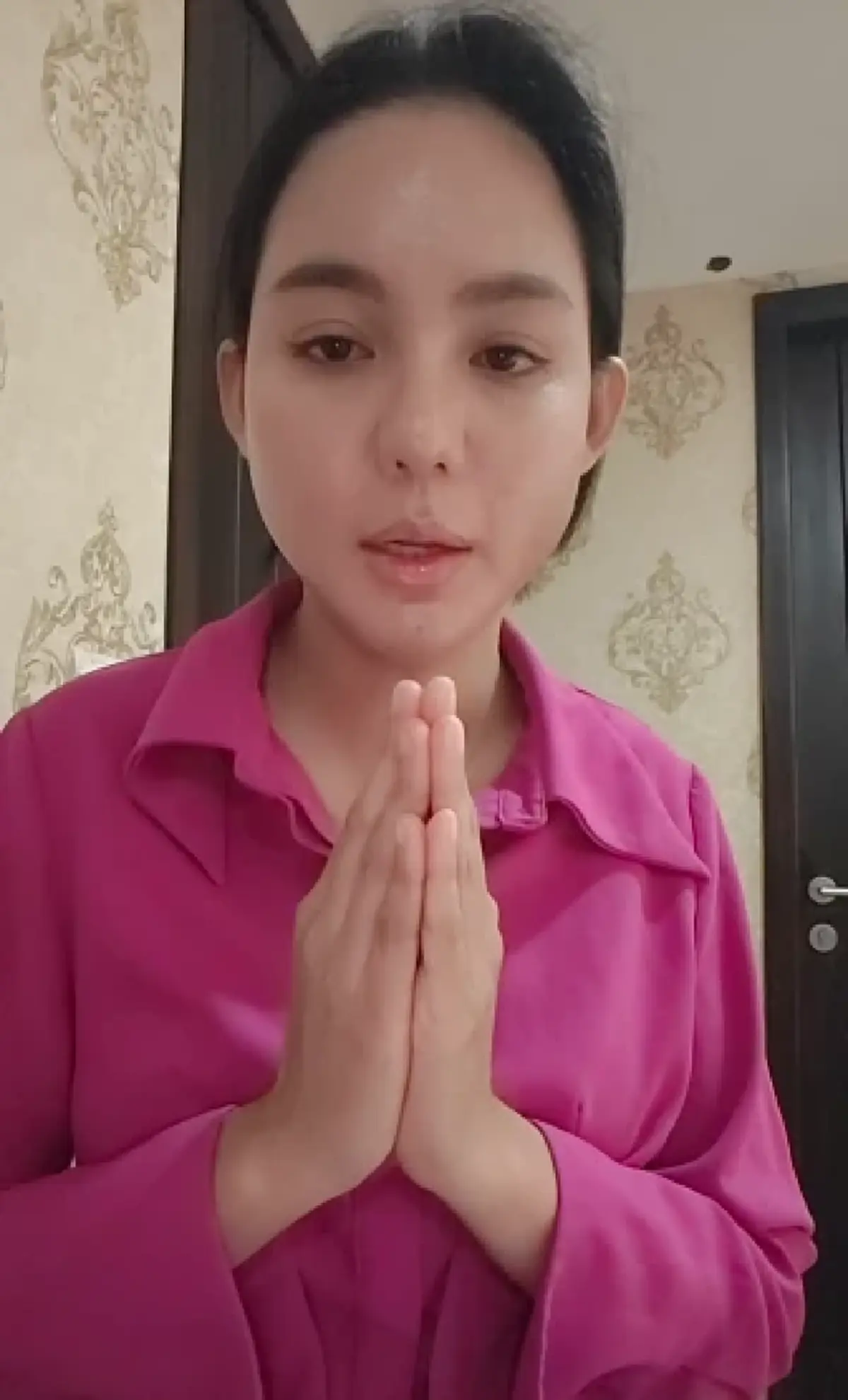 "ธี โสวันทา" โพสต์คลิปถึง "ฮุน เซน" หลังถูกสั่งปลดฟ้าผ่า