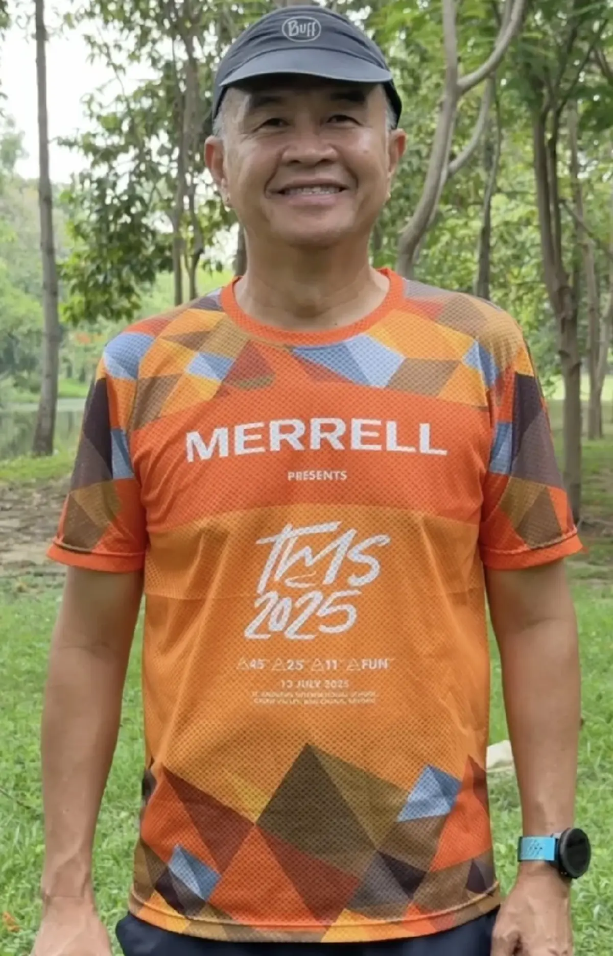 แห่อุดหนุน ลูกสาวทหาร ตั้งโต๊ะขายน้ำมะพร้าวแทนพ่อ ที่ไปรบชายแดน