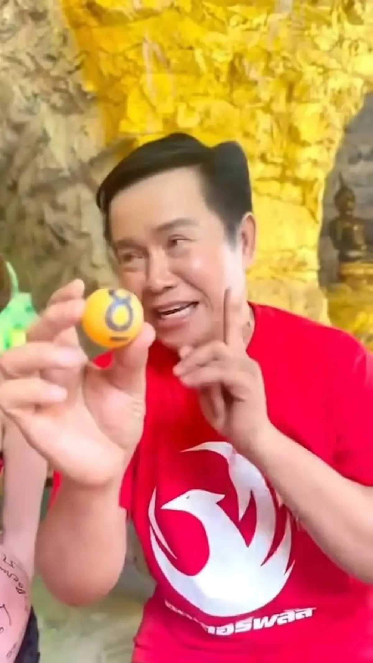 ลูกทุ่งดัง มนต์สิทธิ์ คำสร้อย ล้วงไหจับลูกปิงปอง ได้เลขสวย