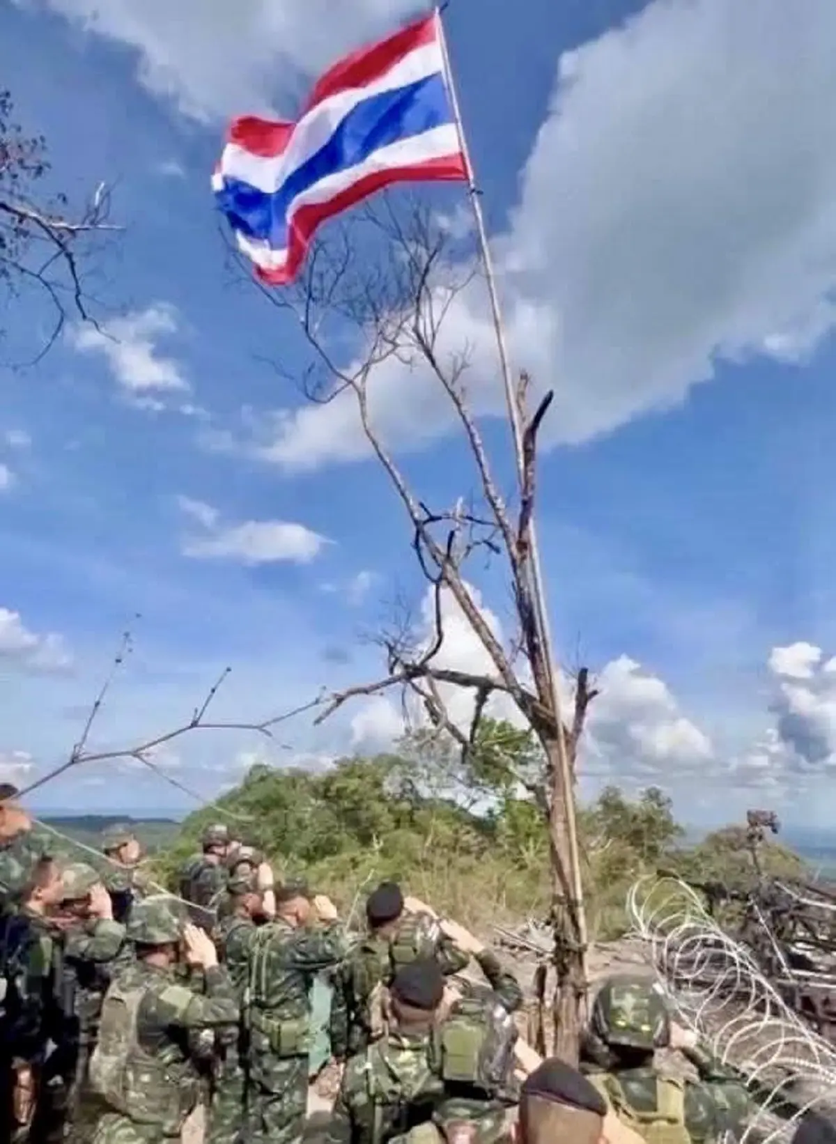 ธงชาติไทยผืนใหม่ใหญ่กว่าเดิม บนยอดภูมะเขือ สัญลักษณ์อธิปไตยไทย