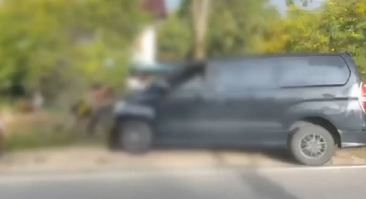 ล่ารถขนต่างด้าว โชเฟอร์โดดหนีทิ้งรถชนต้นไม้ เปิดมาเต็มคันรถ