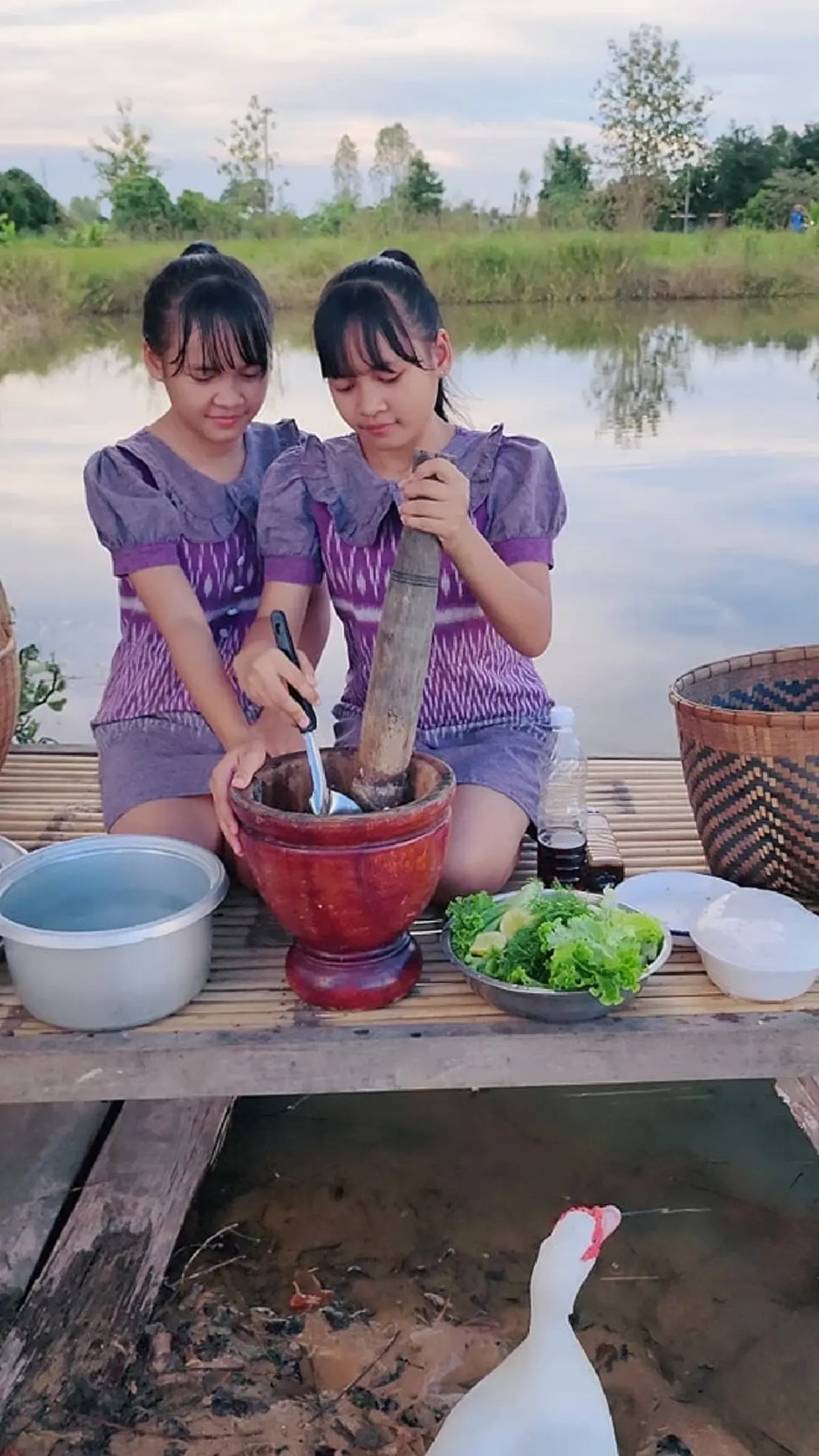 อุ๋มอิ๋ม ฝาแฝดเน็ตไอดอลดัง ประกาศตามหาพ่อ หลังหายตัวปริศนา 3 วัน