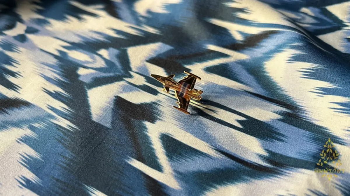 ว้าวมาก แปลง"กริพเพน"เป็นลายผ้าไหมสุรินทร์ ตัดเป็นชุดไทย