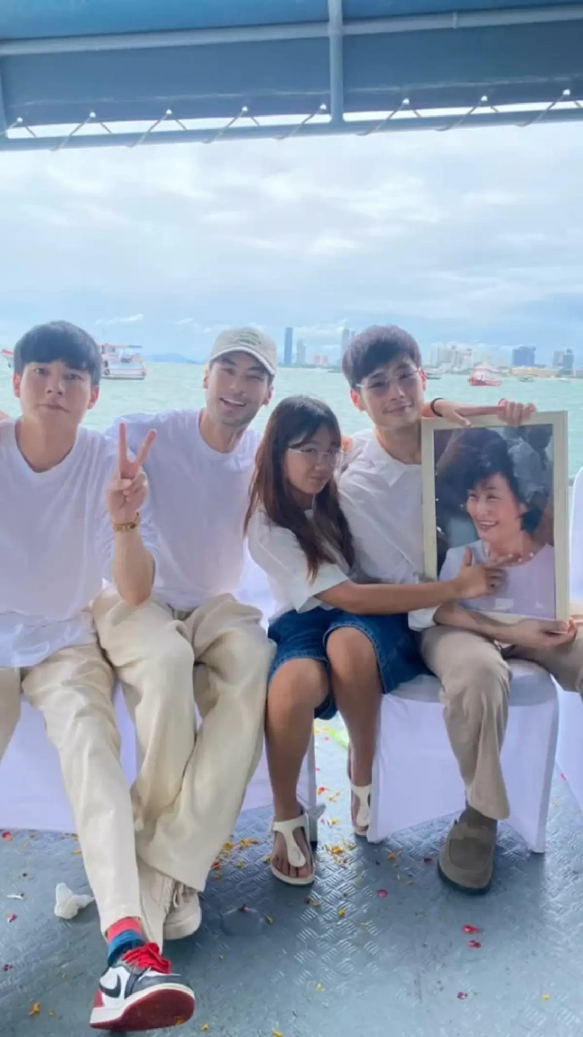 เปิดภาพ 3 หนุ่มฉัตรบริรักษ์ แปลงโฉมเป็น "คุณแม่" ดูชัดๆใครเป๊ะสุด