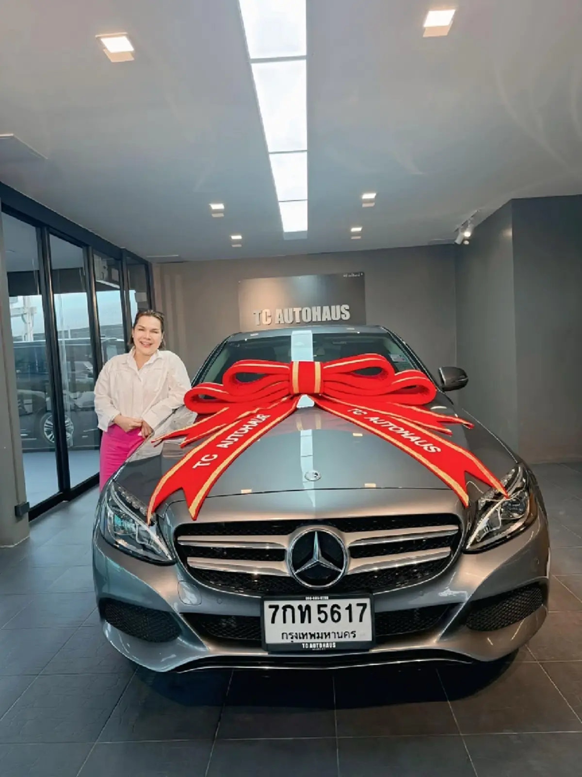 พูดจริงทำจริง เจนนี่ ถอยรถหรูเป็นของขวัญให้แม่ เลขทะเบียนสวยมาก