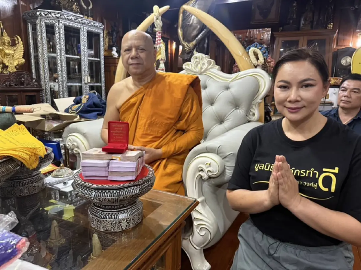 บุ๋ม ปนัดดา รับผ้ายันต์-เหรียญครุฑ หลวงพ่อวราห์ แจกทหารชายแดน
