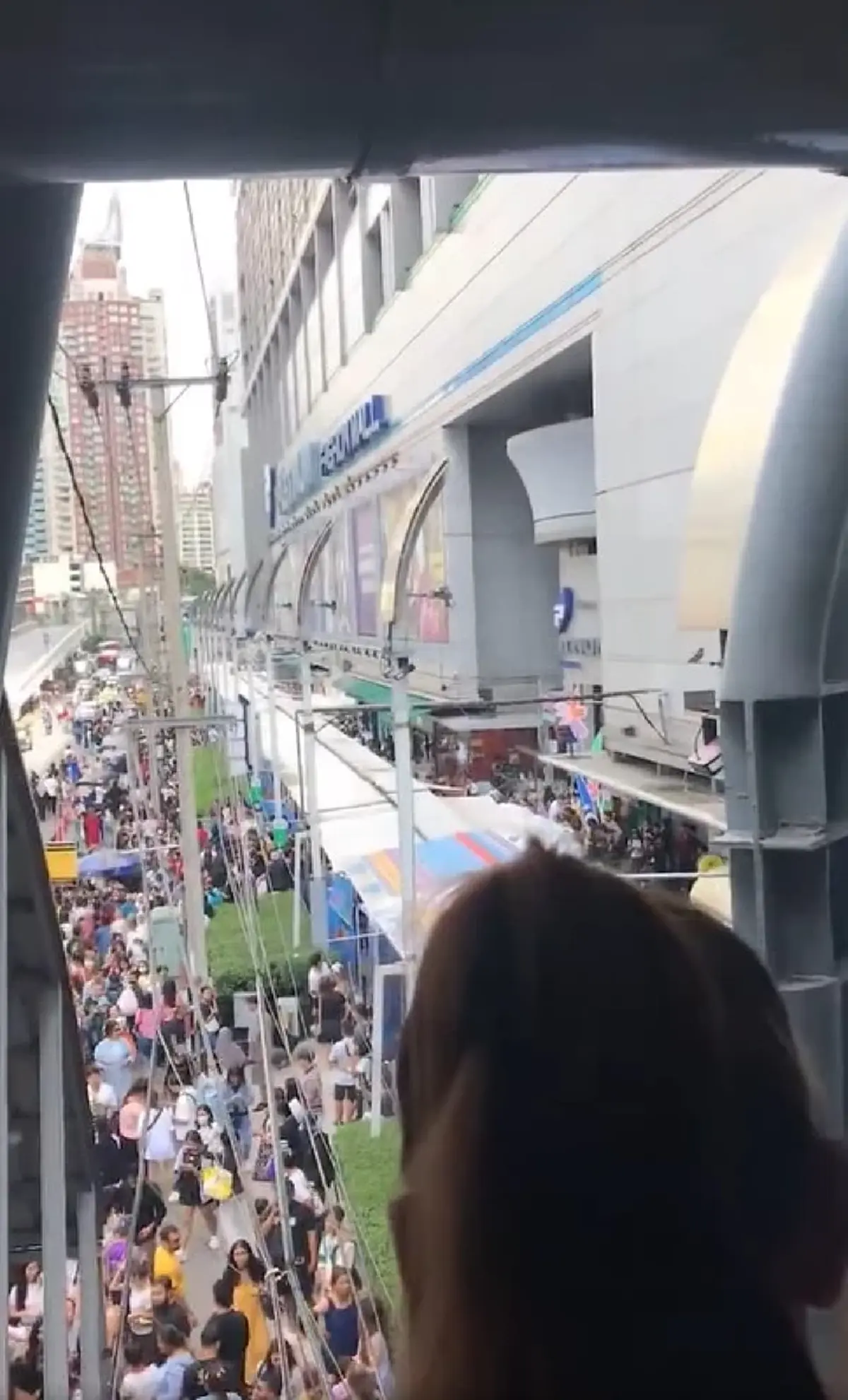 ระทึก ไฟไหม้ห้างดังประตูน้ำ ควันท่วม หลายร้อยคนหนีไม่คิดชีวิต