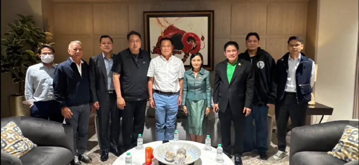 "ต๊ะ นารากร"ไม่ทน ซัดภาพจับมือเปลี่ยนขั้ว กลืนน้ำลายตัวเอง