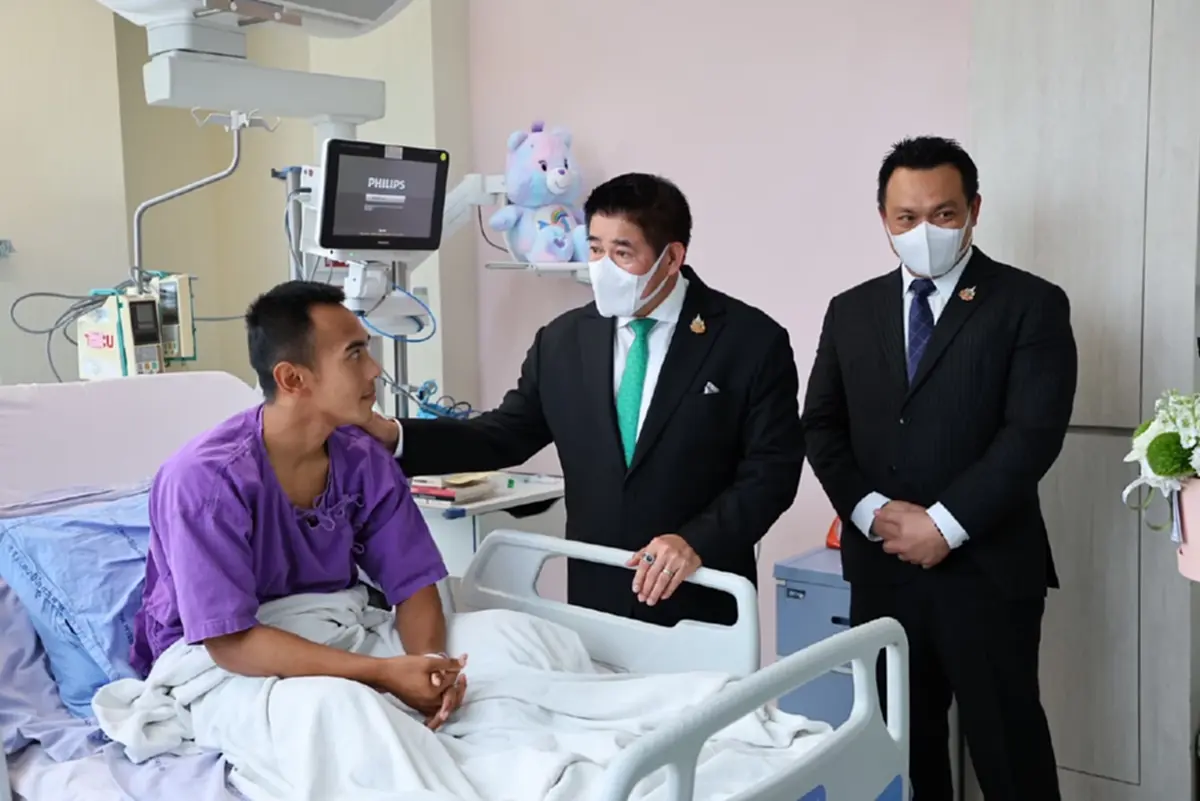 "ธรรมนัส"ซาบซึ้งความกล้าหาญ เยี่ยมให้กำลังใจทหารบาดเจ็บชายแดน